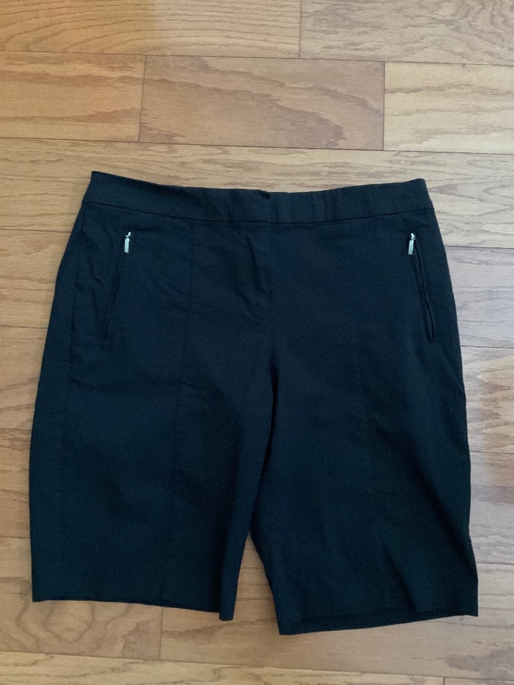 Ladies black IZOD GOLF shorts.  V good. Size 12. Inseam 11”. Zip front pockets